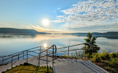 Méditer à La Baie : Calme et sérénité près du fjord